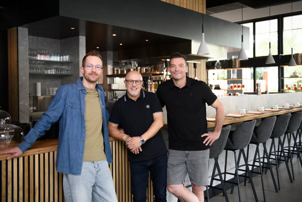 Schreiner Marcus Kuhnen, Franco Chiera, Denis Reinhardt im Restaurant