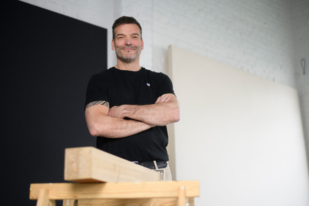 Schreiner Marcus Kuhnen steht hinter Holz