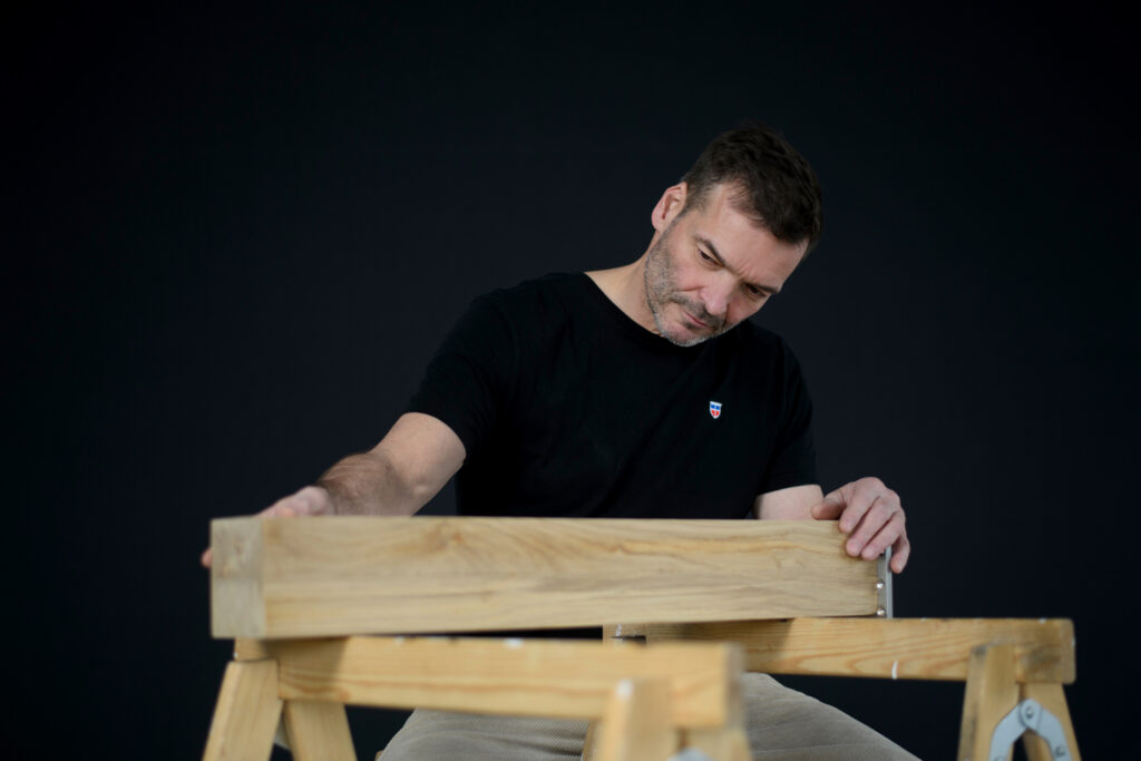 Schreiner Marcus Kuhnen arbeitet mit Holz